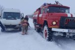 Авто вытягивают из снежного заноса. Фото: ГСЧС Украины