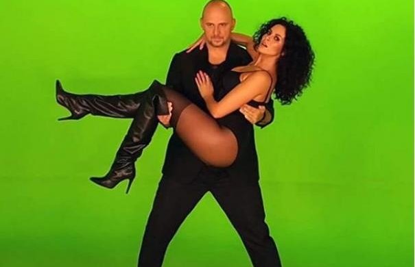 Они огромные и колышутся: Настя Каменских показала на камеру своих "девочек" пока Потапу целовали ноги