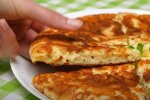 Вы будете хвастаться этим рецептом: готовим нежную творожную лепешку с молодой капустой и яйцом