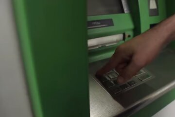 Очередной скандал с ПриватБанком. Фото: скриншот YouTube