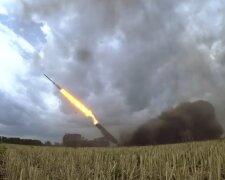Вдало б'є по тилах орків: ЗСУ показали українське РСЗВ "Буревій" у дії – відео