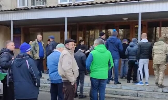 Чоловіки в Україні у ТЦК. Фото: скріншот YouTube-відео