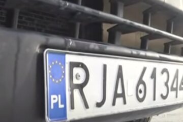 Автомобиль на иностранных номерах. Фото: скриншот YouTube