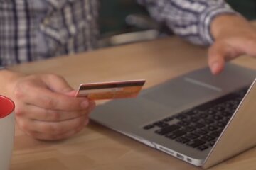 Банковская карта. Фото: YouTube, скрин