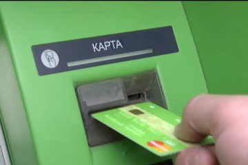 Налога на переводы между картами не будет. Фото: скрин ТСН