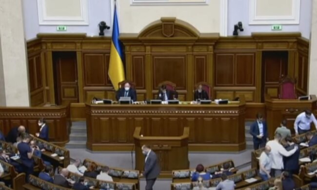 Рада отказалась отменить скандальный закон, народу не понравится