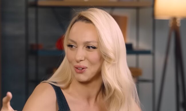 Аж стрингами ляснула: Оля Полякова в холодину полезла купаться в крохотном белье