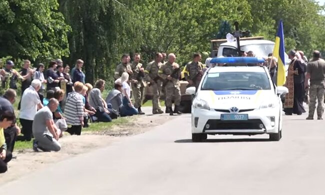 Похороны погибшего Героя в Украине. Фото: скриншот YouTube-видео