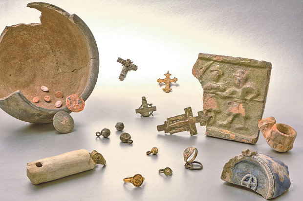 Военные нашли тайник с сокровищами, в котором была печать оникса с иероглифами