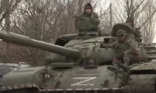 Окупанти на військовій техніці рф. Фото: скріншот YouTube-відео