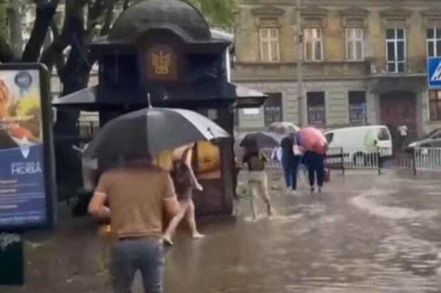 Влітку дощ. Фото: скріншот YouTube-відео