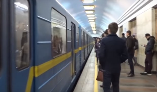 В Киеве мужчина пристает к женщинам в общественных местах. Фото: скриншот YouTube