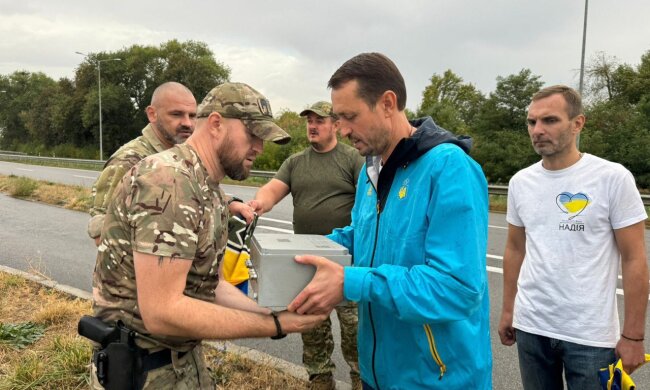 БФ «Надежда» и фонд «Рідна країна» Николая Томенко передали спецподразделению «Омега» боевое авто с трейлером