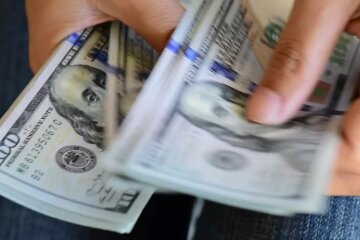 Долар. Фото: скріншот YouTube