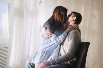 Страстные объятия обернулись трагедией: в России пара выпала с 9 этажа во время секса