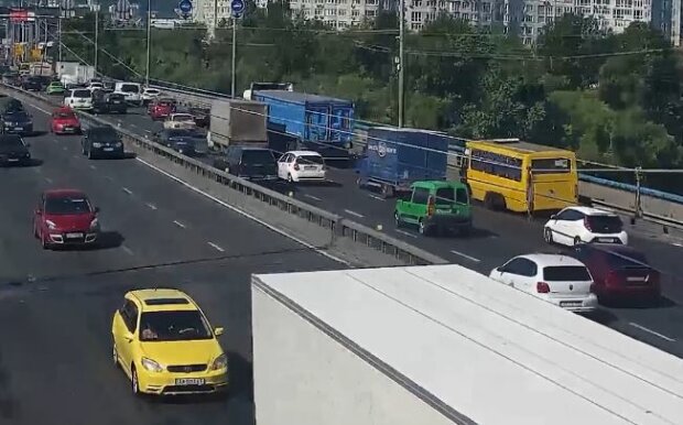 Колеса отвалились на ходу, киевские маршрутки превзошли сами себя: "Эта символ мэра Кличка"