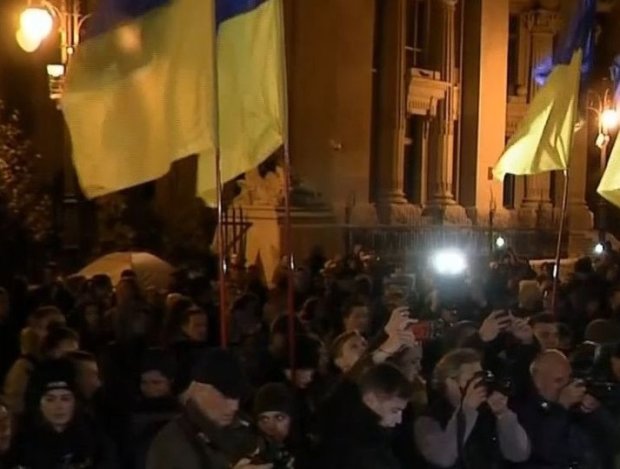 "Ні кроку назад!": под офисом Зеленского собрались протестующие, их требования
