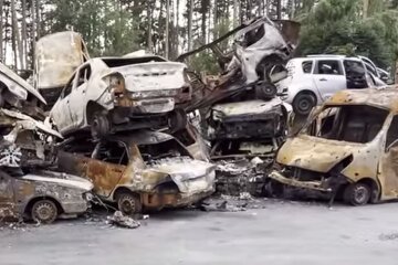 Знищені окупантами авто у Київській області. Фото: скріншот YouTube-відео