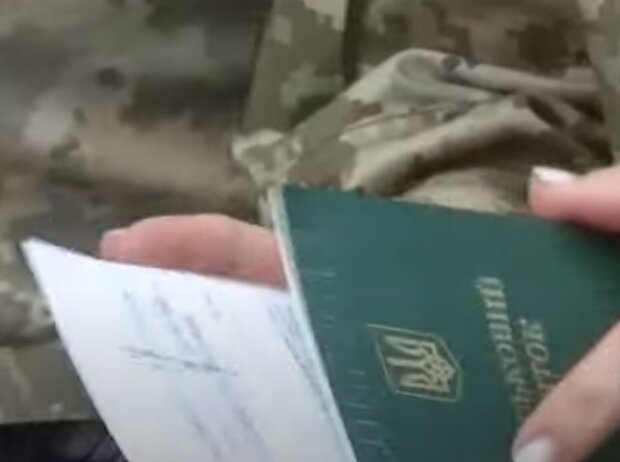 Військовий квиток. Фото: скріншот YouTube-відео