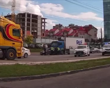 Копы ловили работника ТЦК, который пьяным за рулем разбил несколько авто - видео