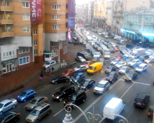В Киеве массово перекрывают движение автотранспорта. Фото: YouTube