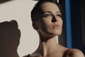 Даша Астафьева, кадр из клипа "Управляй мной"