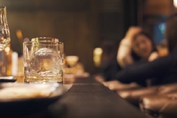 Ученые заявили, что причиной алкоголизма является гормональный сбой. Фото: скриншот YouTube