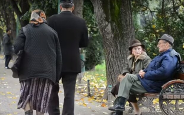 Пенсионеры. Фото: скриншот YouTube-видео