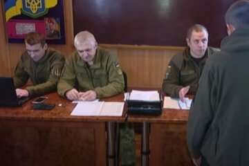 Сотрудники ТЦК. Фото: скриншот YouTube-видео