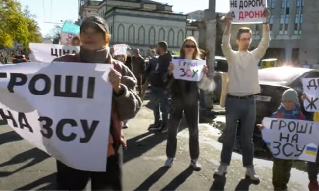 Акция с требованием направить деньги ВСУ. Фото: скриншот YouTube-видео