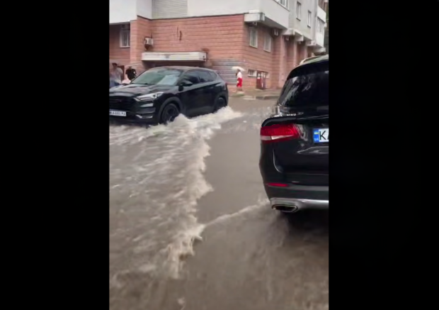 Дика негода затопила вулиці Києва - відео масштабного НП
