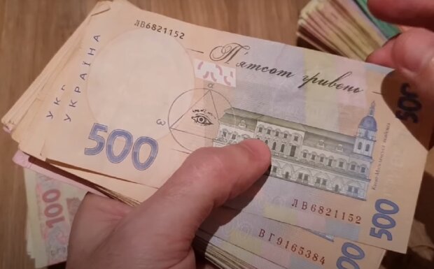 Выплаты в Украине. Фото: YouTube, скрин