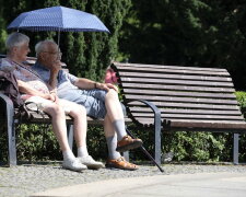 Пенсіонери на відпочинку. Фото YouTube, скріншот