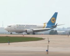 Пассажиры рейса из Милана опасаются преследований в Украине. Фото: скриншот YouTube