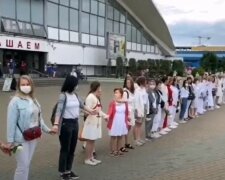 Беларусь в слезах: женщины в белом заполонили центр Минска, что происходит