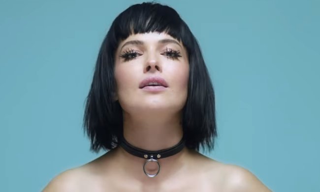 Даша Астафьева, кадр из клипа "Fetish"