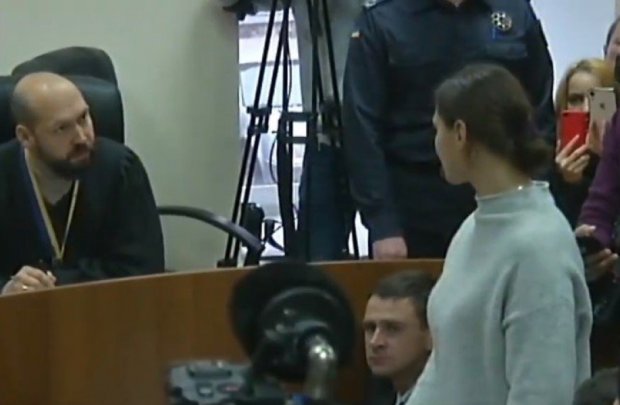 Яна Дугарь в суде, фото: Скриншот YouTube