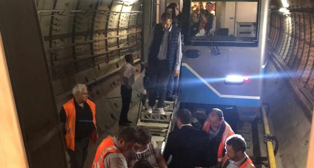 Два поезда московского метро оказались в подземной ловушке. Родственники молятся, чтобы все выжили