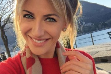 Леся Никитюк обрадовала поклонников фото в бикини на фоне бассейна