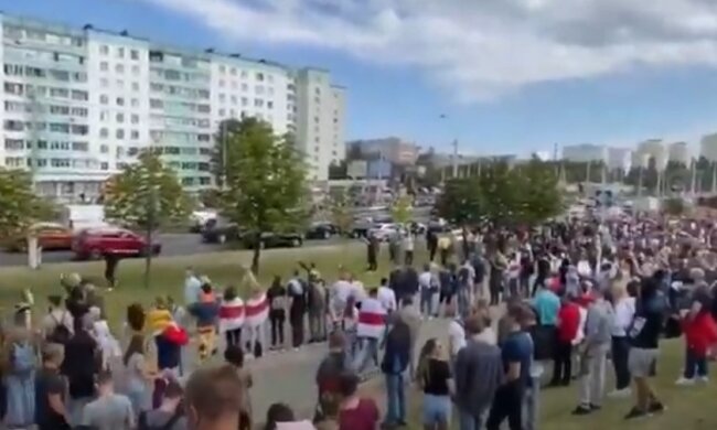 В Минске тысячи людей пришли проститься с первой жертвой протестов. Фото: скриншот YouTube