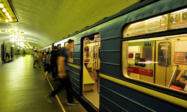 ЧП в Киевском метро: поезд разворотил парню голову, лежит на платформе