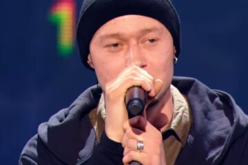 Лидер группы "Бумбокс" Андрей Хлывнюк поддержал подозреваемых по делу Шеремета. Фото: скрин YouTube