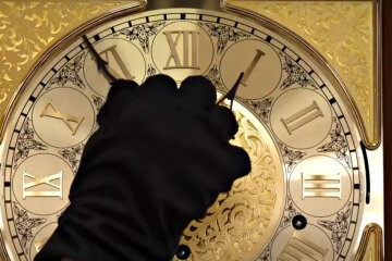 Переклад стрілок. Фото: скріншот YouTube-відео.