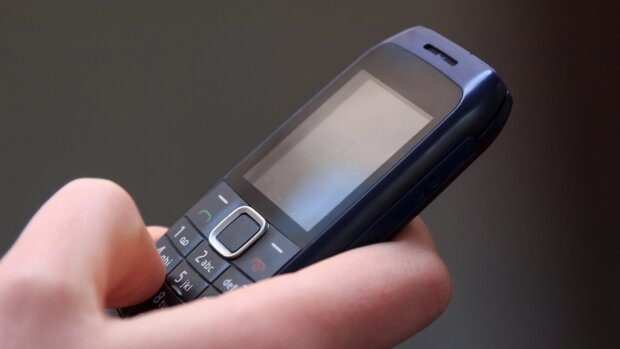 Українці все частіше змінюють смартфони на кнопкові телефони - причини. Фото: ITC