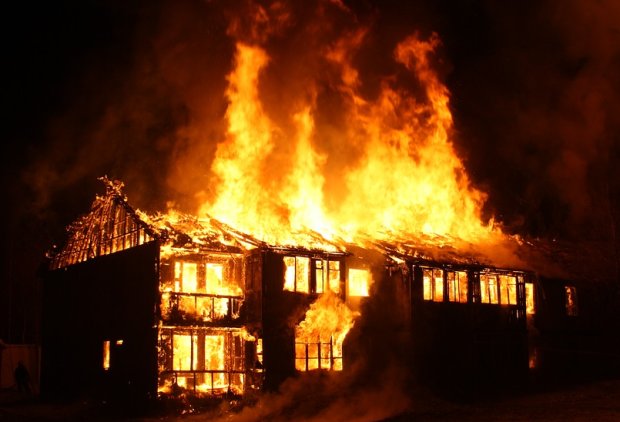 На Донбассе в новогоднюю ночь оккупанты сожгли дом и начали перестрелку, фото - .baikal-daily.ru