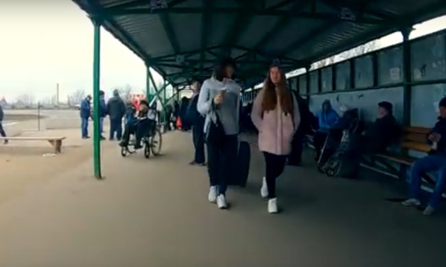 Пункт пропуска в Станице Луганской, скриншот YouTube