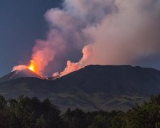 В Италии разбушевался вулкан Этна. Первое впечатляющее видео извержения