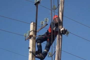 Ремонт ЛЭП. Фото: скриншот YouTube
