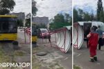 Автобус №63 врізався у зупинку на Бориспільській у Києві