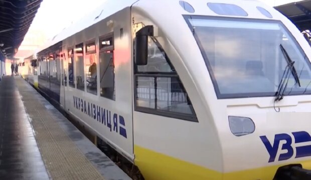 Поезд на Борисполь сошел с рейс. Фото: YouTube, скрин